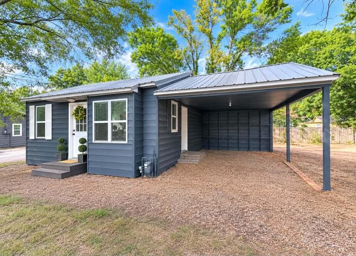 Property Photo: 716 W Sequoyah Avenue OK 74301