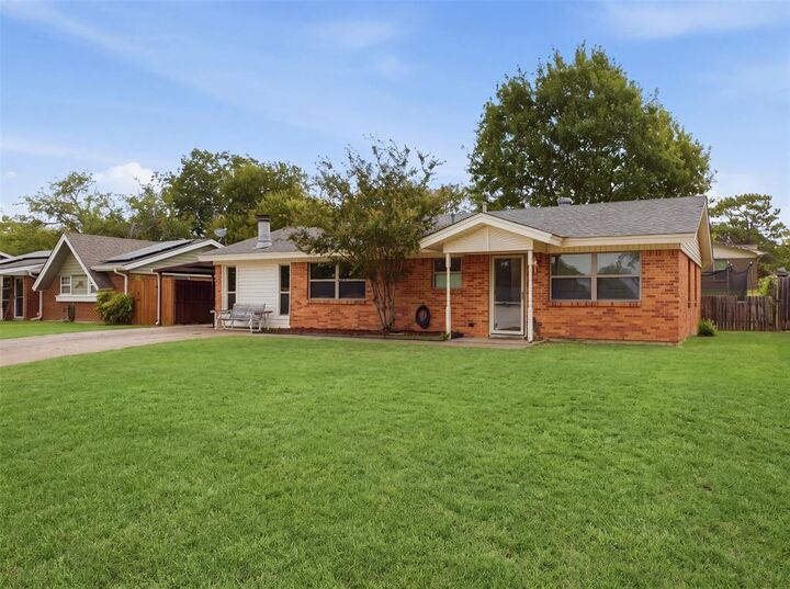 Property Photo:  824 Crosby Avenue  TX 76108 