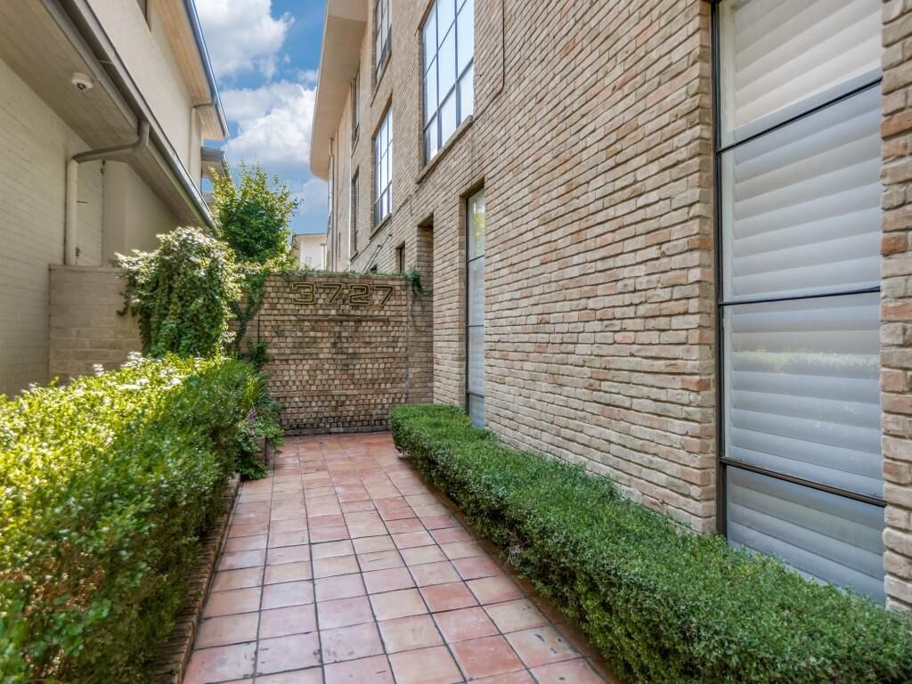 Property Photo: 3727 Gilbert Avenue D TX 75219
