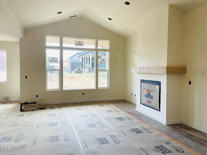 Property Photo: 351 E Diamond Peak Avenue OR 97759