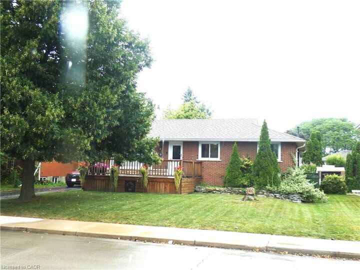15 Collier Crescent — photo 1