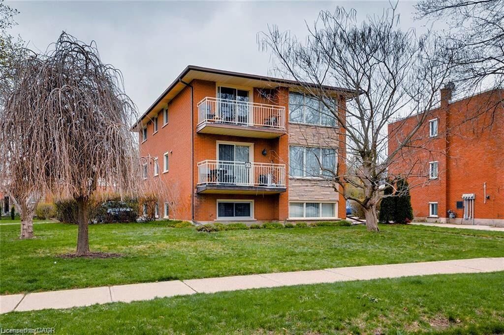 Property Photo:  92 Confederation Drive 2  ON N2B 2X8 