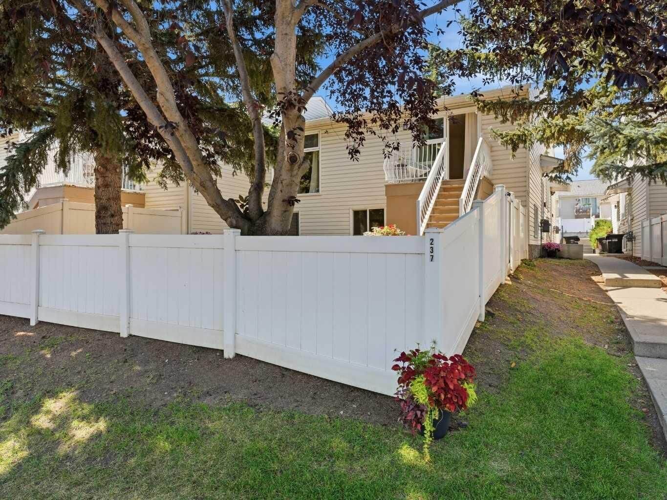 Property Photo:  237 Sabrina Way SW  AB T2W 4J4 