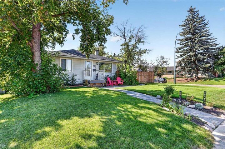 Property Photo:  227 Lynnwood Drive SE  AB T2C 0T1 