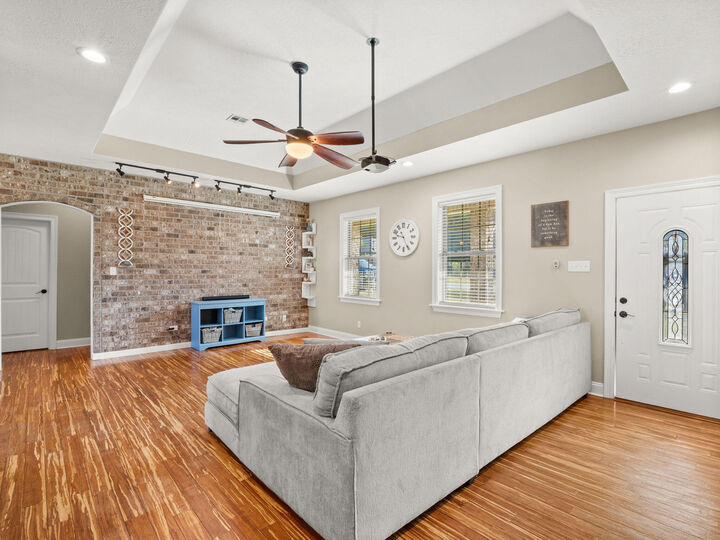 Property Photo: 120 Barbara Dr LA 70634