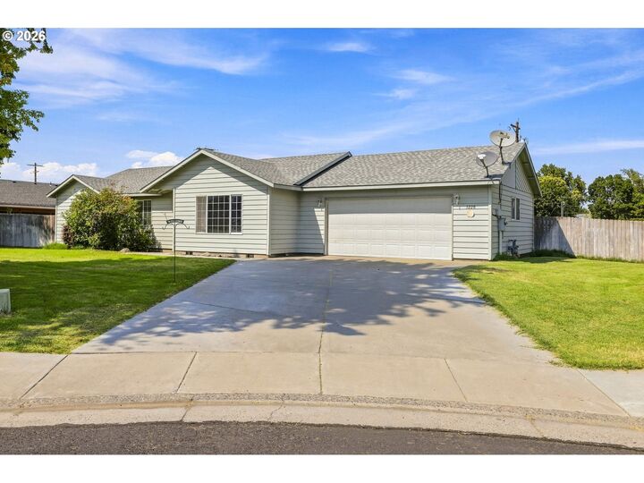 Property Photo: 1228 SW Martin Ct OR 97838