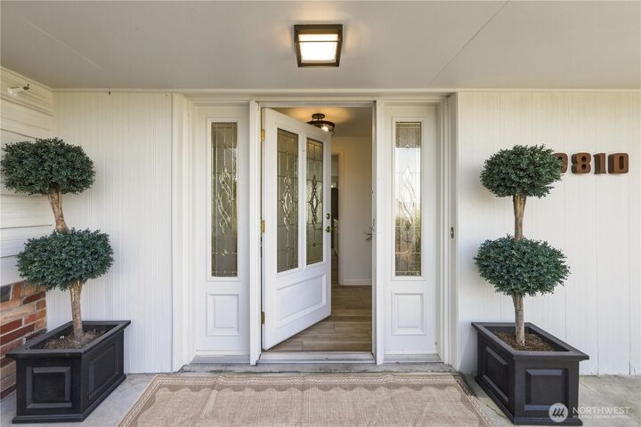 Property Photo:  9810  Vineyard Crest  WA 98004 