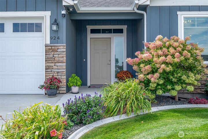 Property Photo:  924 S M Loop Drive SW  WA 98848 
