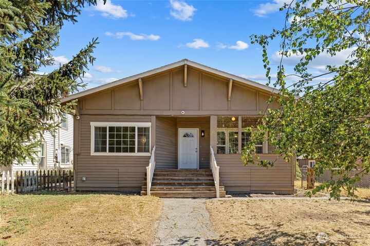 Property Photo:  402 S Pearl Street  WA 98926 