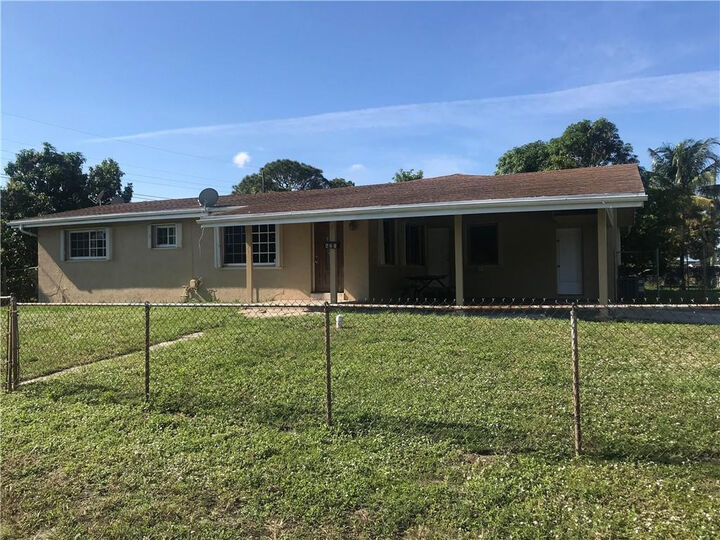 Property Photo: 651 SW 26th Avenue FL 33312