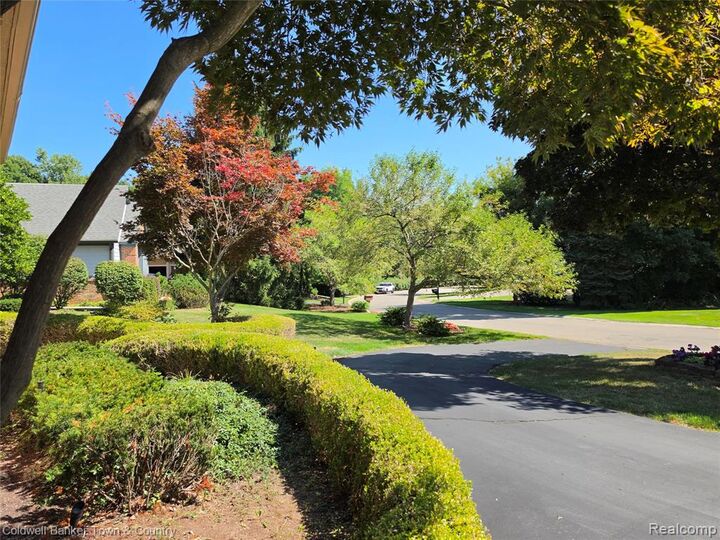 Property Photo:  5555 Bentwood Lane  MI 48382 