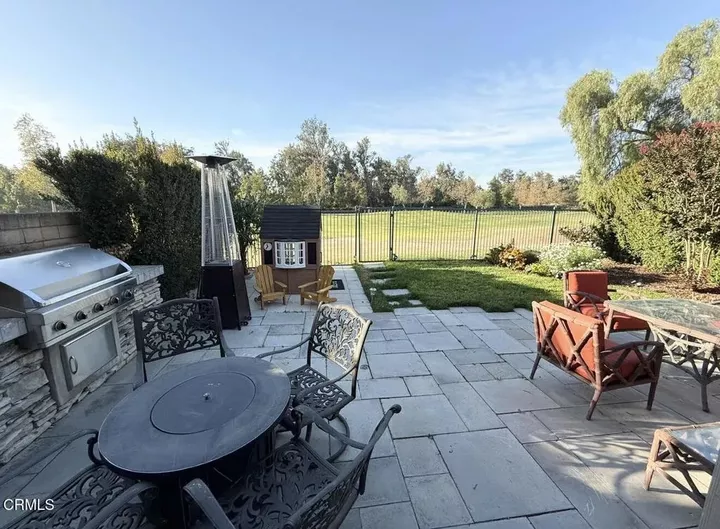 Property Photo:  