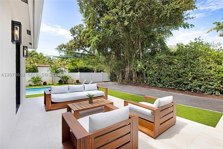 Property Photo:  558 NE 94th St  FL 33138 