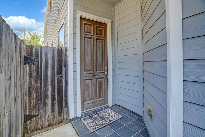 Property Photo: 829 W 20 Street TX 77008