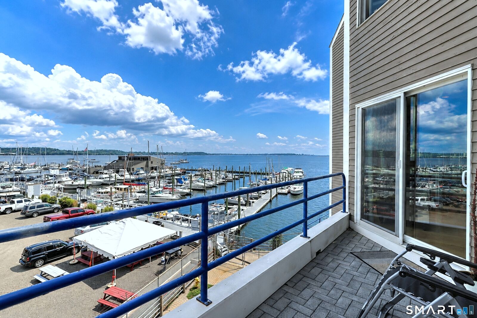 Property Photo: 10 Harbour Close 10 CT 06405