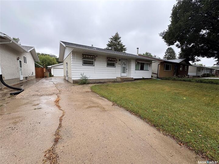 Property Photo:  435 Garnet Street N  SK S4R 3T2 