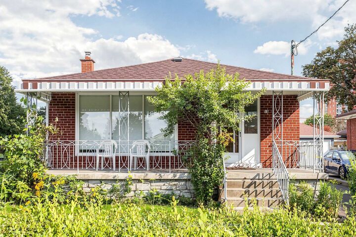 Property Photo:  15 Maretta Avenue Upper  ON M1K 3X8 