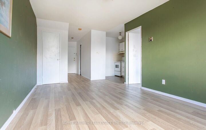 Property Photo:  1071A Bloor Street W 3  ON M6H 1M5 