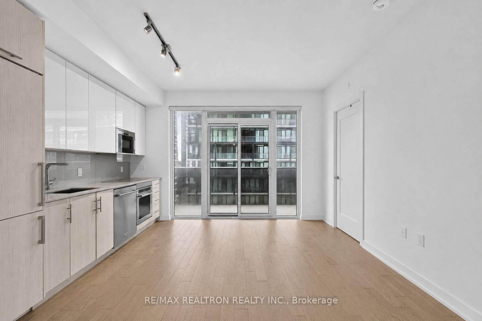 Property Photo:  330 Richmond Street W 2203  ON M5V 0M4 