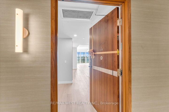 Property Photo:  1 Concord Cityplace Way 5709  ON M5V 0X3 
