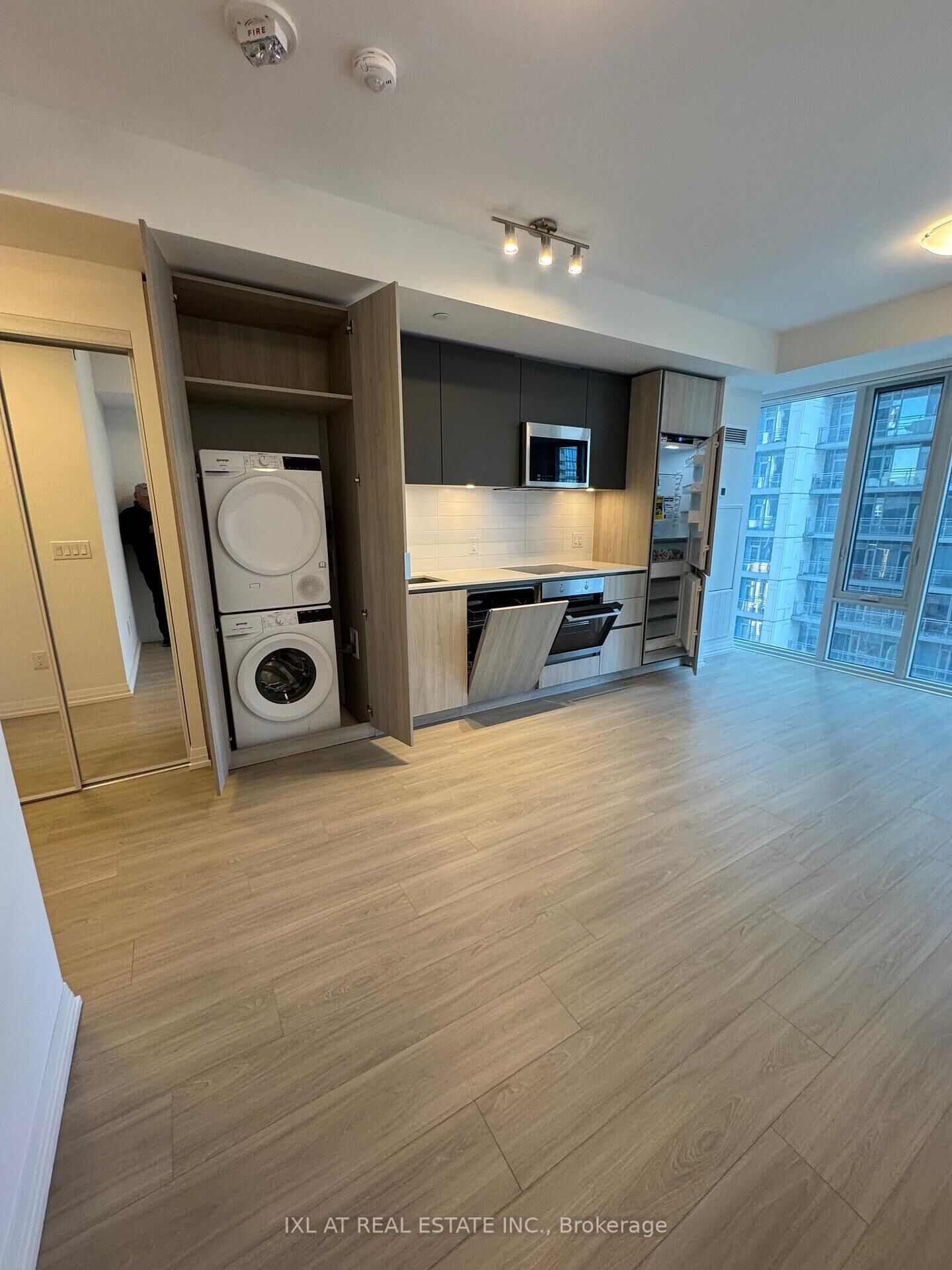 Property Photo:  8 Widmer Street 1708  ON M5V 2E7 