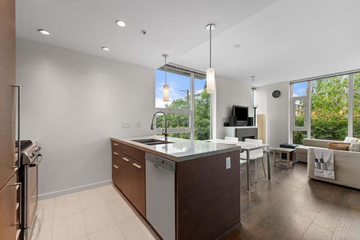 Property Photo:  2528 Maple Street 302  BC V6J 0B5 