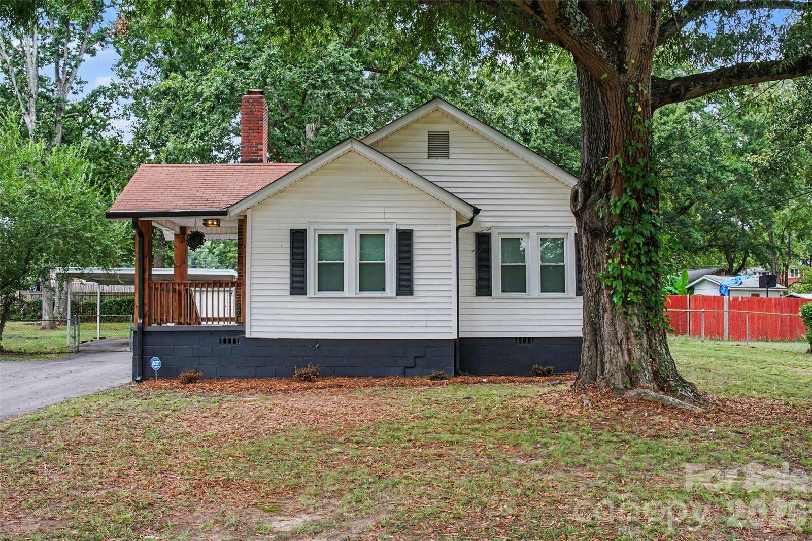 Property Photo:  1521 Blackwood Street  NC 28052 