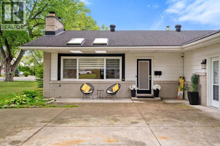 Property Photo:  112 Clovelly  ON N8N 1G1 
