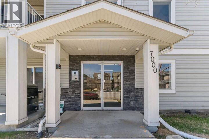 Property Photo:  7106 Valleyview Park Southeast  AB T2B 3R6 