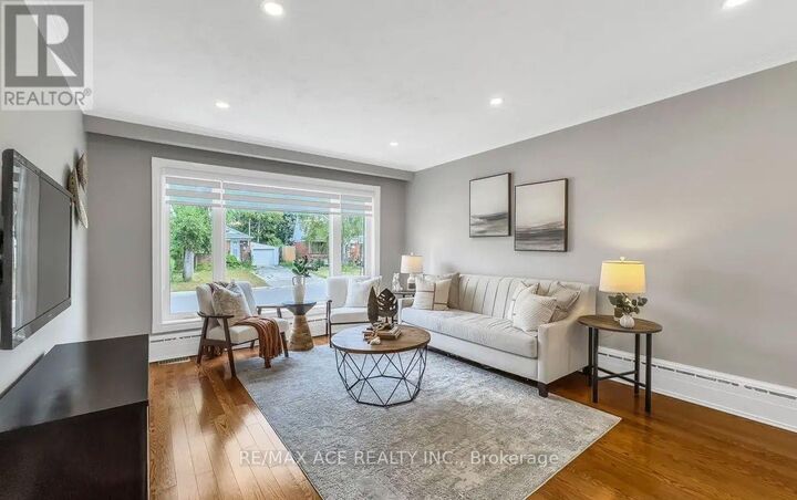 Property Photo:  52 Ivorwood Crescent Main  ON M1R 2X4 