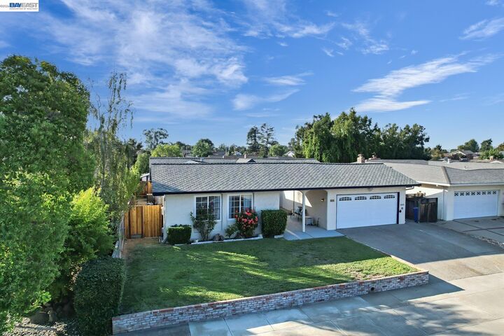 Property Photo: 5261 Sussex Pl CA 94560