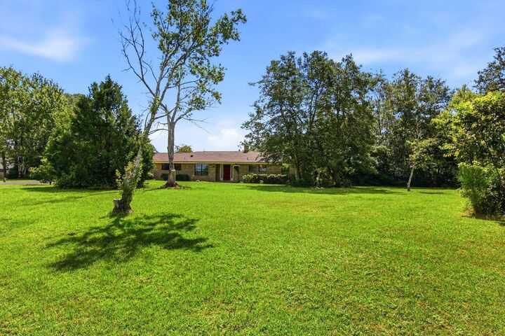 Property Photo: 116 Ten Lake Drive FL 32433