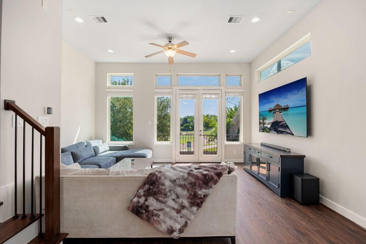 Property Photo: 151 E 2nd Street TX 77007