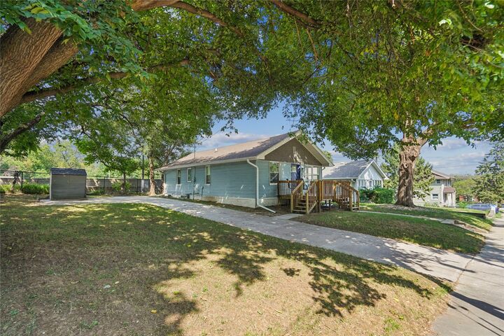 Property Photo: 2819 Rollins Avenue IA 50312