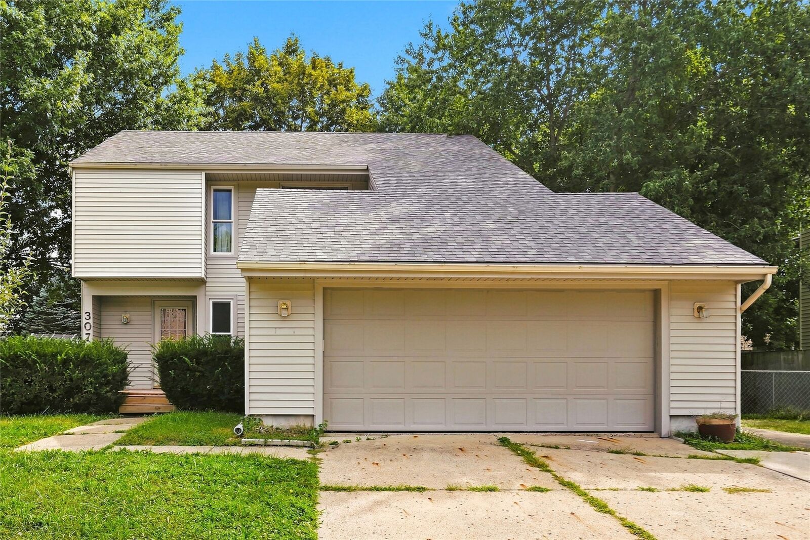 Property Photo: 307 38th Street IA 50265