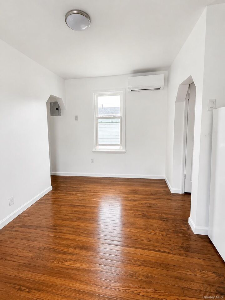 Property Photo:  826 Wilcox Avenue 2  NY 10465 