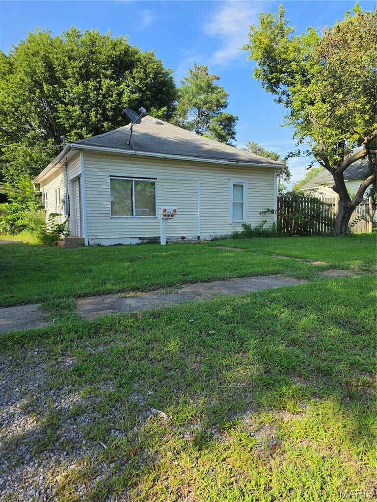 Property Photo:  1005 E Elm Street  IL 62896 