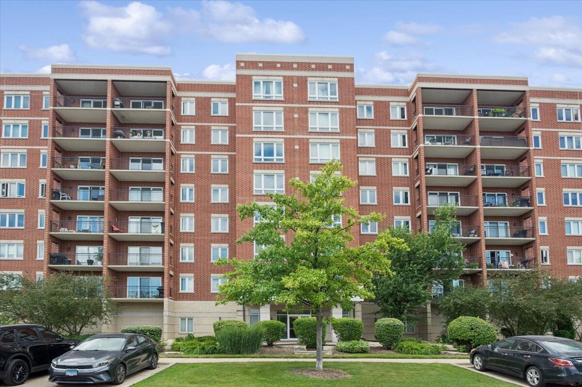 Property Photo:  5555 N Cumberland Avenue 710  IL 60656 