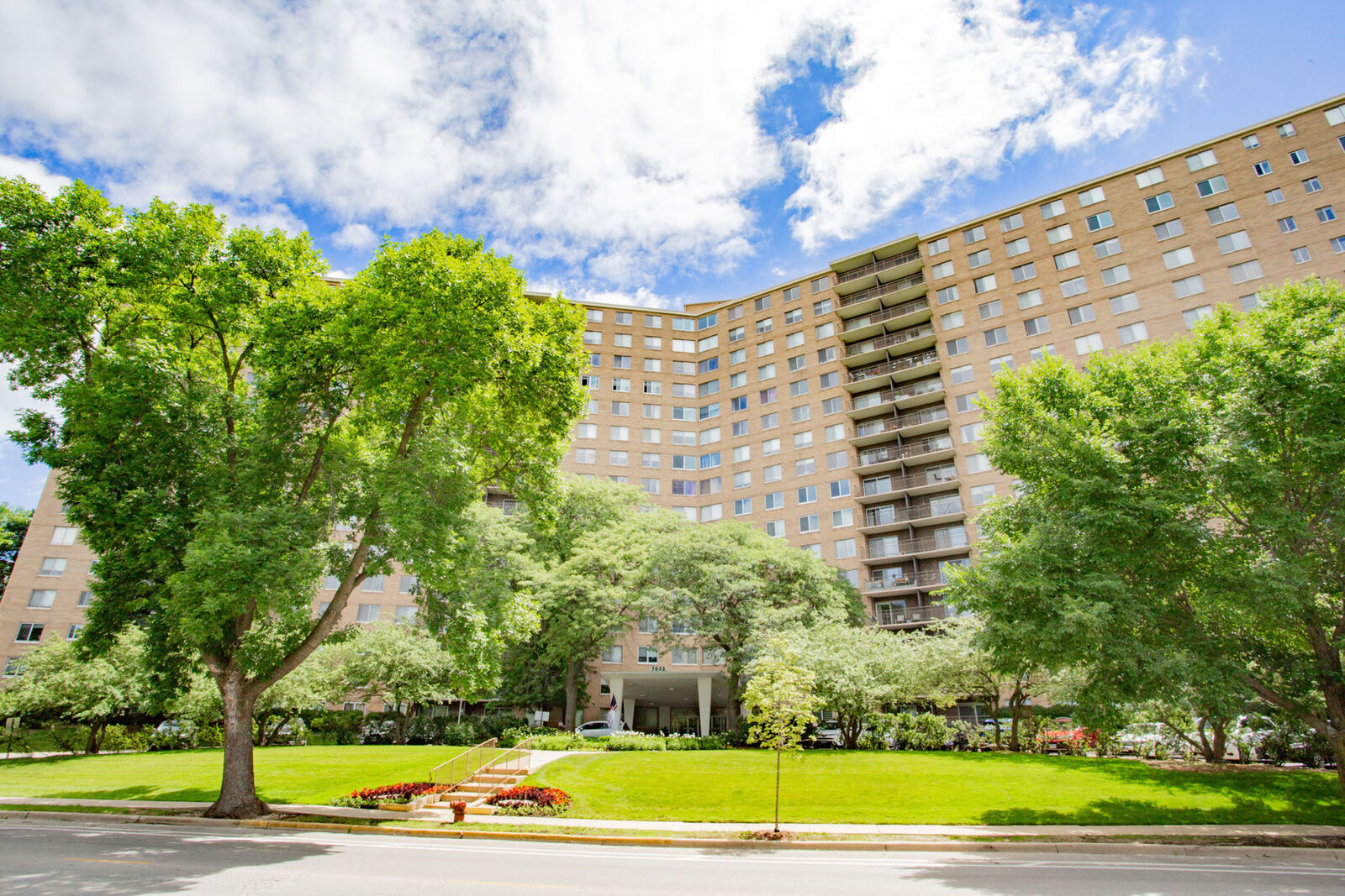 Property Photo:  7033 N Kedzie Avenue 303  IL 60645 