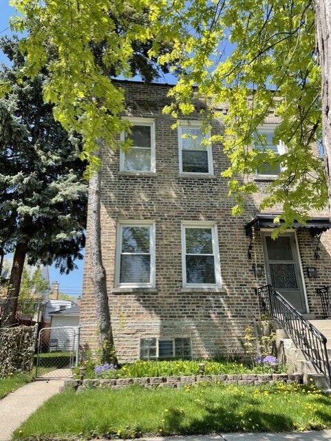 Property Photo: 6110 N Albany Avenue 1 IL 60659