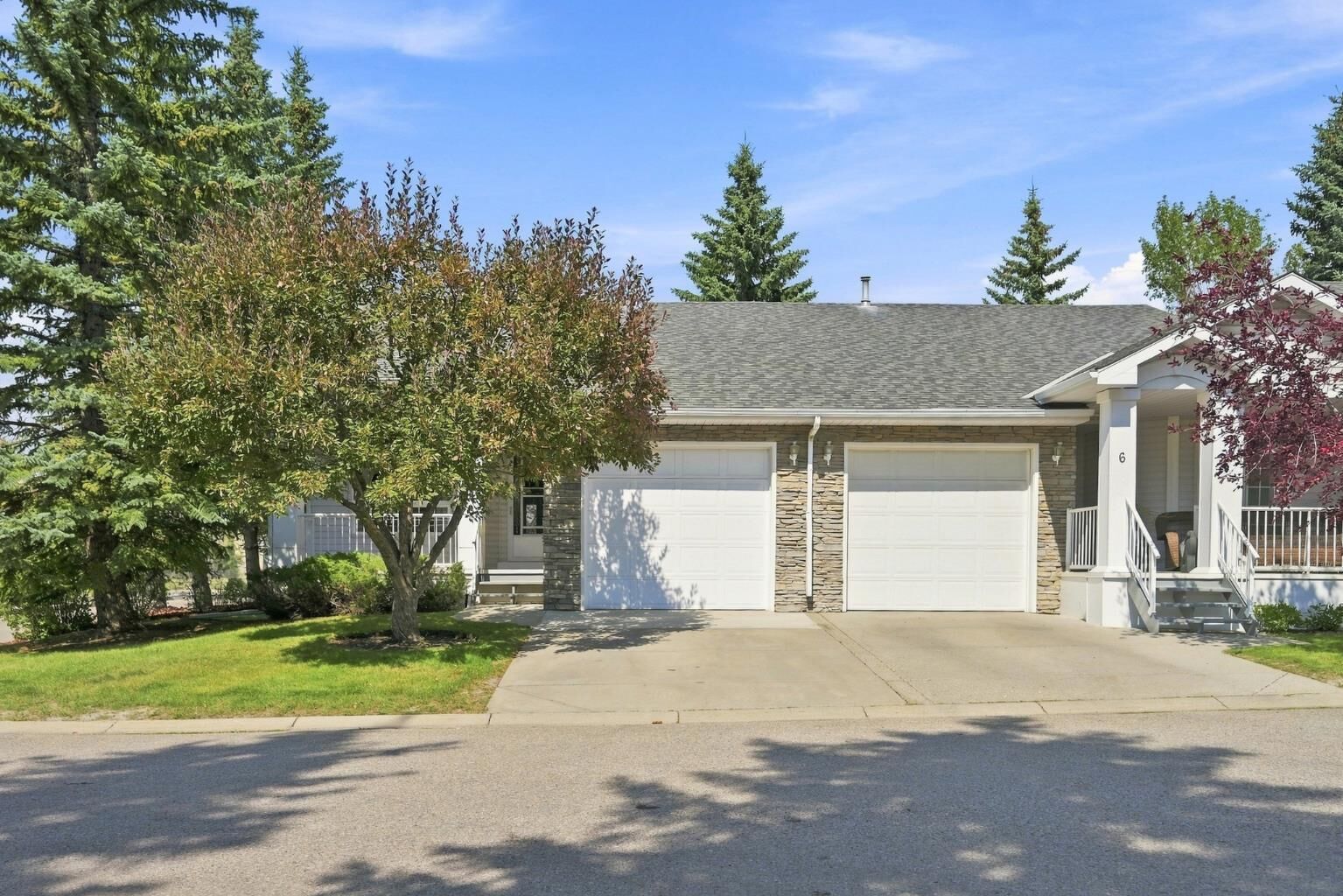 Property Photo:  4 Douglasview Park SE  AB T2Z 2E9 