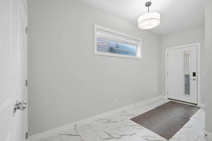 Property Photo:  475 Creekrun Crescent SW  AB T4B 5J9 