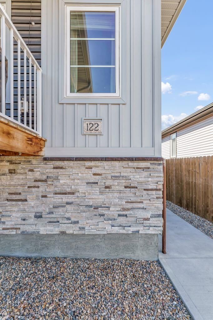 Property Photo:  122 Somerside Road SE  AB T1B 0N3 