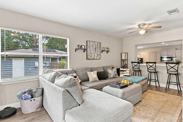 Property Photo: 6617 Lee St FL 32570