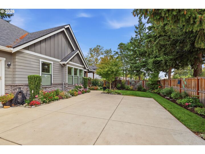 Property Photo:  2575 Crescent Ave  OR 97408 