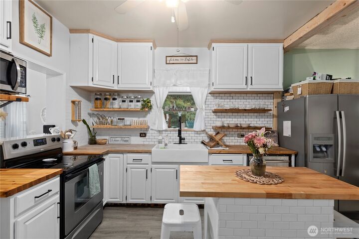 Property Photo:  4721  East Valley Highway  E  WA 98390 
