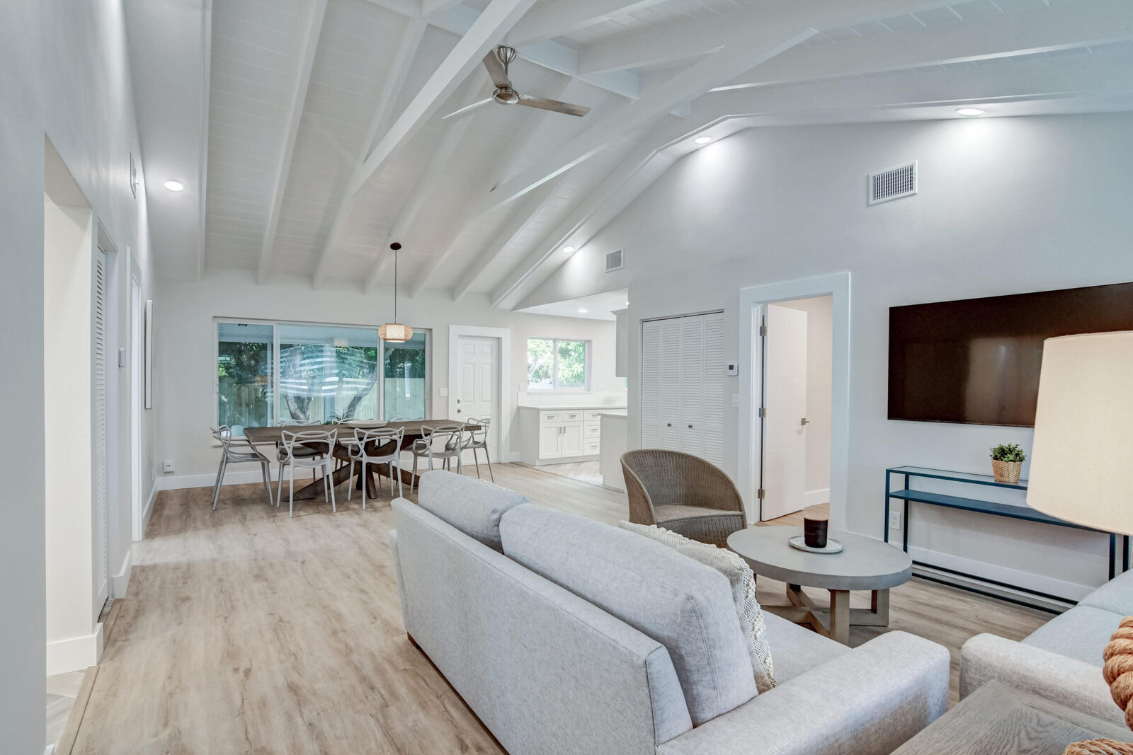 Property Photo: 1910 NE 2nd Avenue FL 33444