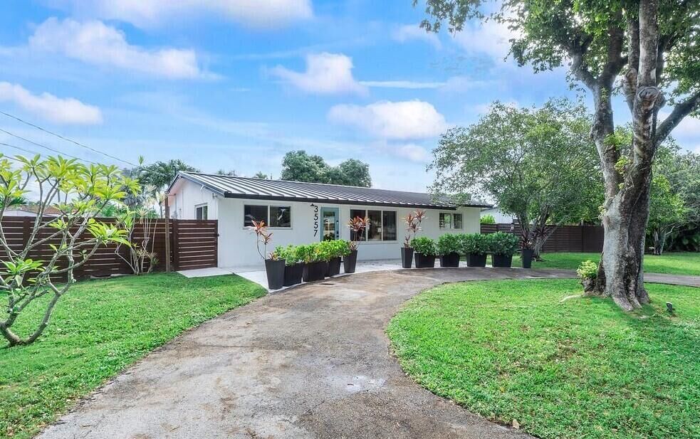 Property Photo: 3557 Lloyd Drive FL 33309