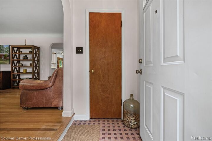 Property Photo: 2318 N Newport Road MI 48103