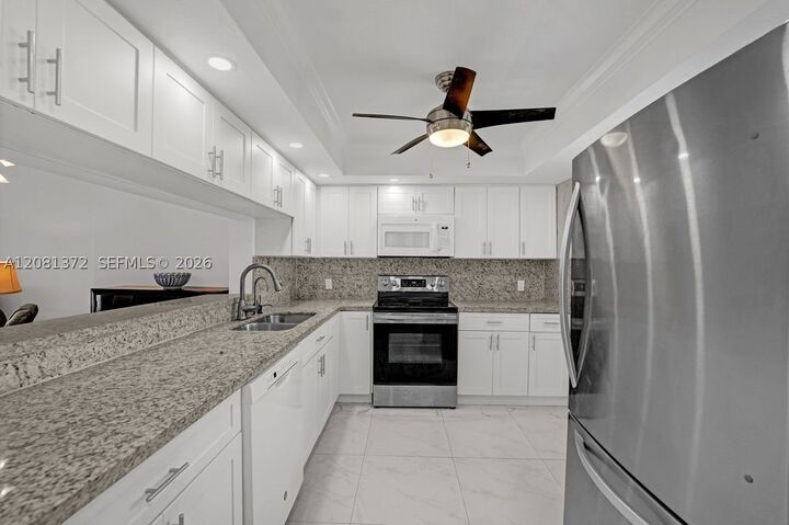 Property Photo:  170 SE 5th Ave 405  FL 33004 